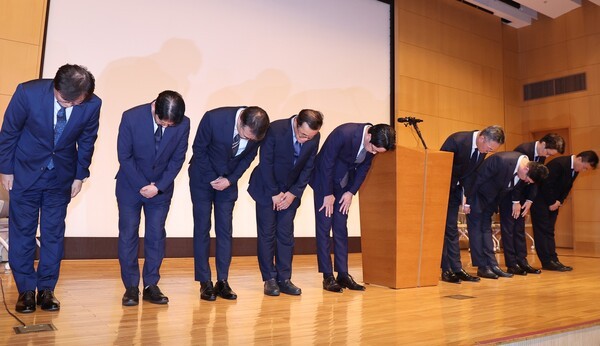 조좌진 롯데카드 대표이사 등 관계자들이 18일 서울 중구 부영태평빌딩에서 해킹 사고로 인한 고객 정보 유출사태에 대해 대고객 사과를 하고 있다.