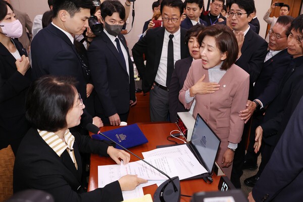 22일 서울 여의도 국회 법제사법위원회에서 열린 '건진법사 관봉권 띠지' 분실 관련 검찰개혁 입법청문회에서 국민의힘 나경원 의원이 추미애 위원장의 질서유지권 발동 등에 항의하고 있다.[사진=연합뉴스]