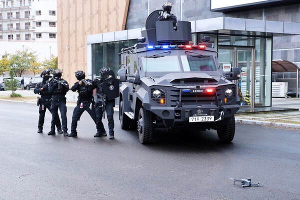 아시아태평양경제협력체(APEC) 정상회의를 앞두고 20일 경북 경주화백컨벤션센터에서 경북경찰청 소속 경찰특공대가 드론을 동원해 대테러훈련을 하고 있다. 2025.10.20