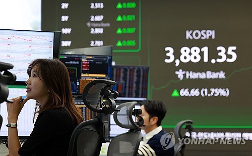 ‘코스피 3,900 목전까지…’ 급등 후 차익 매물 등장에 강보합 마감 / 사진=연합뉴스