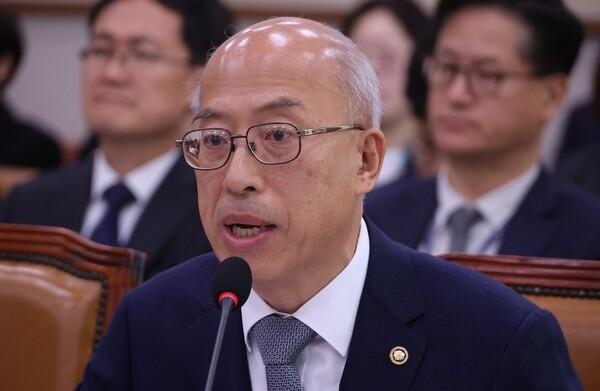 [국감]대통령 <b>4년 연임제</b> 논란 확산... 이재명 적용 여부 두고 법제처도...
