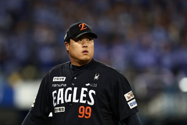 21일 대구삼성라이온즈파크에서 열린 2025 KBO 포스트시즌 플레이오프 한화 이글스 대 삼성 라이온즈 3차전. 2회 말 한화 선발 투수 류현진이 투구를 마친 후 더그 아웃으로 향하고 있다. 2025.10.21