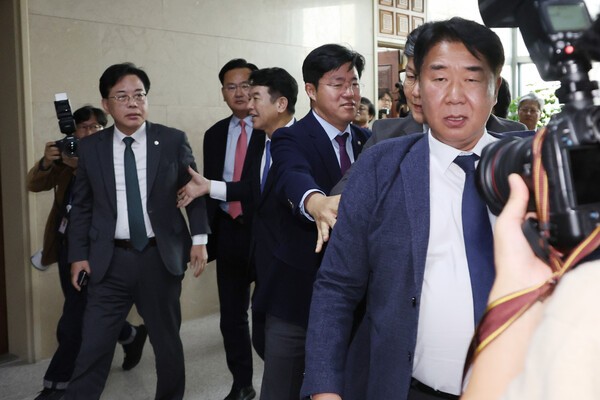 '배치기' 사태로 치달은 운영위 국감