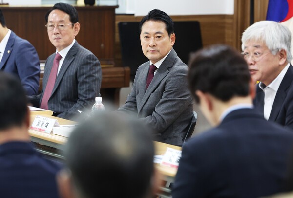 국민의힘 장동혁 대표가 7일 경기도 용인시 수지구의 한 아파트 단지에서 열린 '부동산 정책 정상화 특별위원회-부동산 대책 경기도 현장 간담회'에서 참석자 발언을 듣고 있다. 2025.11.7