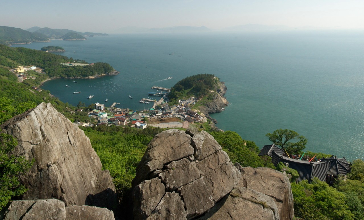 향일암에서 내려다본 여수 바다. 사진=향일암