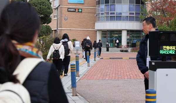 고사장으로 향하는 수험생