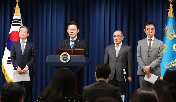 이재명 대통령이 14일 서울 용산 대통령실 기자회견장에서 한미 팩트시트 타결과 관련해 발표하고 있다.[사진=연합뉴스]