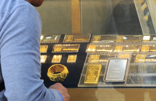 [오늘의 금값시세] 순금 살 때 한돈 83만 3,000원 / 사진=연합뉴스