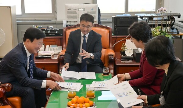 같은 날 한병도 국회예산결산특별위위원회 위원장을 만나 내년도 국비 증액이 필요한 주요 사업을 설명하고 국회 심의 단계에서 예산이 증액·반영될 수 있도록 협조를 요청했다.  /사진제공=여수시
