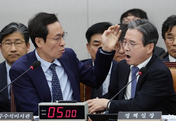 18일 서울 여의도 국회에서 열린 운영위원회 전체회의에서 김용범 대통령실 정책실장이 국민의힘 김은혜 의원의 질의에 답하는 도중 언쟁을 이어가자 우상호 대통령실 정무수석이 이를 제지하고 있다.[사진=연합뉴스]