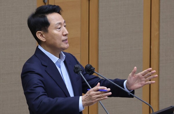 오세훈 서울시장이 18일 서울 중구 서울시의회에서 열린 제333회 정례회 시정질문에 참석, 세운4구역 재개발과 관련된 질의에 답하고 있다. [사진=연합뉴스]