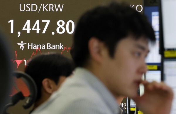 ‘고환율에 기업 경영계획 비상’…정유·항공·철강·면세업계 전방위 충격 / 사진=연합뉴스