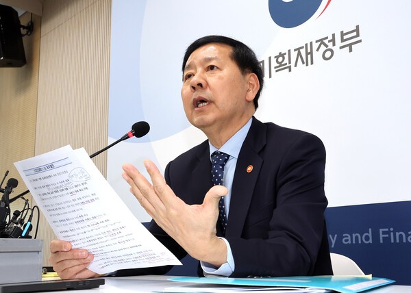 ‘달러 부족 우려에 고환율 지속’…구윤철 “환율 불안정 최소화 협의 중” / 사진=연합뉴스