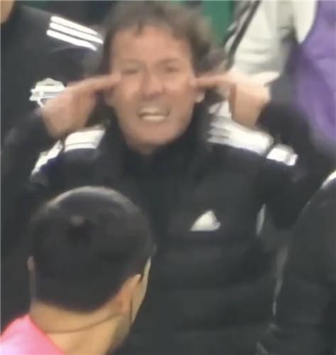 웃으며 한 제스처에 담긴 의미는...경기장에 퍼지는 '차별의 그림자' / 사진=연합뉴스 방송화면 캡처