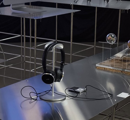 헤드셋을 통해 감상하는 형태의 미디어 작품 사진 (백승윤 작가 제공)