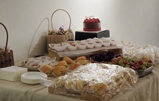 전시 오프닝 케이터링 사진, 오프닝 행사때 참석한 관람객들에게 제공된다.