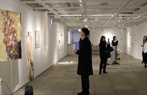 서리풀 청년아트 갤러리에 전시된 작품을 관람하는 모습 