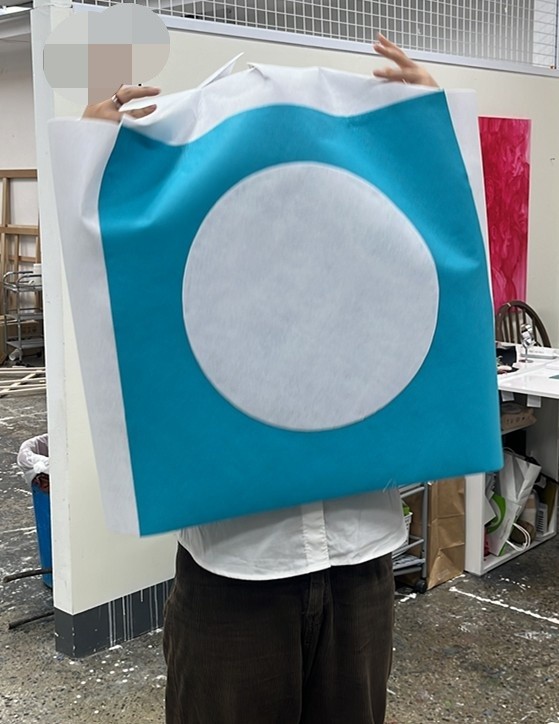 졸업전시 축하를 위해 코스튬을 제작하는 학생들