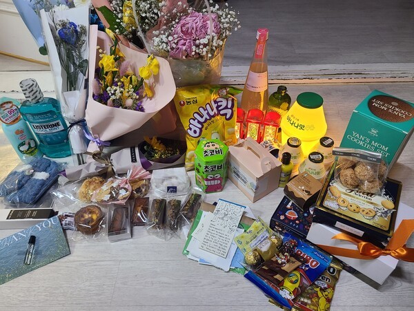 졸업 전시 후 받은 선물들 (송주영 작가 제공)