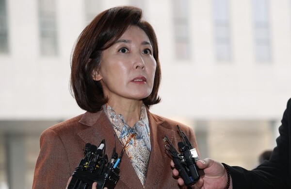 국민의힘 나경원 의원이 20일 '국회 패스트트랙 충돌' 1심 선고 공판 참석을 위해 서울 양천구 서울남부지방법원에 들어서며 취재진의 질문을 받고 있다.[사진=연합뉴스]