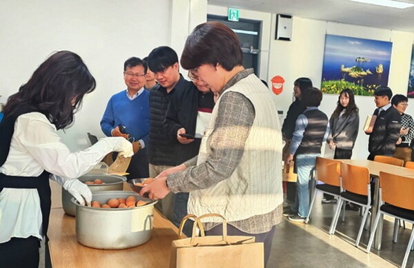 여수시(시장 정기명)는 국동임시별관 직원들의 건강 증진과 복지 향상을 위해 아침 대용 간식을 제공하는 ‘화목한 에그데이(EGGDAY)’를 운영하고 있다. 사진제공=여수시