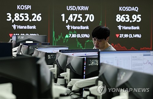 ‘검은 금요일’…코스피 4% 폭락에 환율도 치솟았다 / 사진=연합뉴스