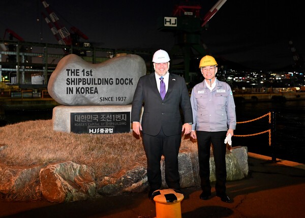 HJ중공업을 방문한 알렉스 크루츠(Alex Krutz) 미 상무부 부차관보(왼쪽), HJ중공업 유상철 대표(오른쪽)사진=HJ중공업