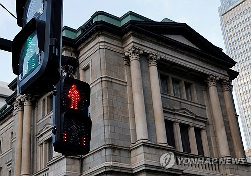'日 기준<b>금리 인상</b> 수혜자 따로 있다'…50대 이상 <b>예금</b>자에 이익, 40대 이...