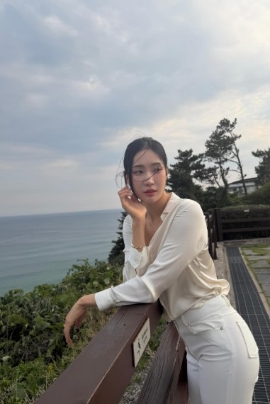 '골프는 몰라도 <b>유현주</b>는 안다'...화이트룩으로 뽐낸 '골프여신' 비주얼