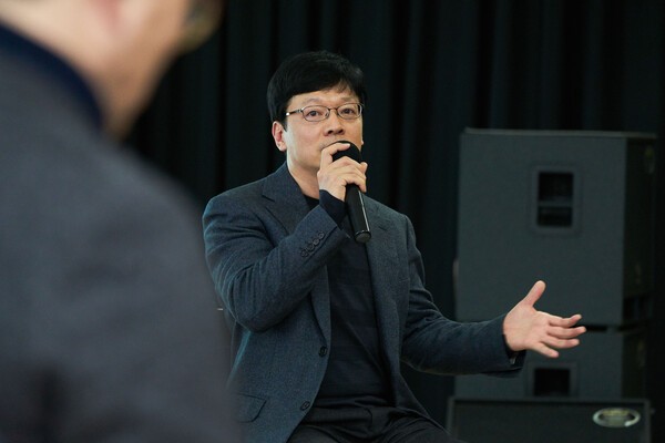 '8조원 어디로 가나'...권혁빈 스마일게이트 이혼 판결 나온다 - 뉴스 썸네일 이미지