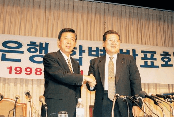 [기업해부 우리은행 ②]두 은행의 합병, 한빛은행의 탄생...IMF가 뒤바꾼... - 뉴스 썸네일 이미지