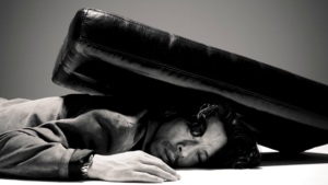 뜨거운 감자 “중력의 여자 : 불편함 속에서 편안함 찾기”