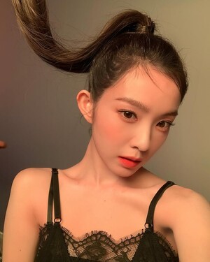 아이린, 몽환적인 화보 비하인드 공개...감각적인 분위기 눈길