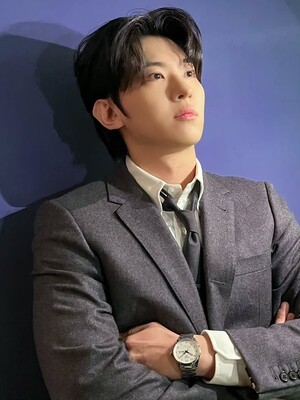 덱스, 태그호이어와 함께한 세련된 수트 스타일 공개