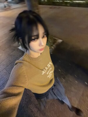 카리나, 가을 담은 일상 패션 공개... 톤온톤으로 완성한 가을 스타일링