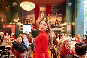 ‘파리의 크리스마스 감성’…BBQ, 송리단길서 특별한 연말 ‘홀리데이 인 파리’ 개최