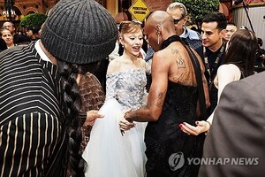 ‘팝스타 아리아나 그란데에 돌진’ 호주 남성, 싱가포르서 징역 9일 선고