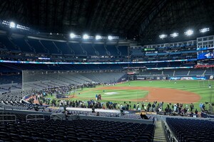 웃으며 한 제스처에 담긴 의미는...경기장에 퍼지는 '인종 차별의 그림자'