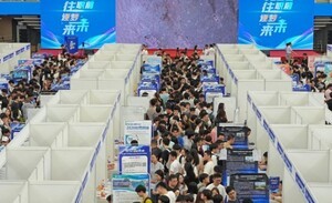 중국 청년 취업전쟁 본격화 "대졸자 1,270만명 쏟아진다...‘98대 1’ 생존게임"