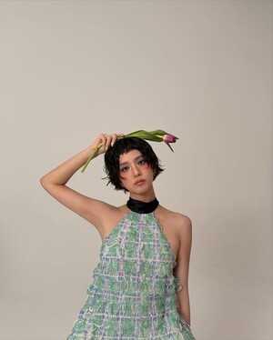 블랙핑크 지수, 단발 펌 스타일링으로 완성한 신비로운 무드