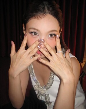 트와이스 나연, 연말 분위기 물씬… 홀리데이 스타일링 눈길